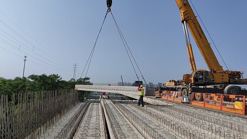東青高速改擴建項目青島路大橋預制梁全部吊裝完成